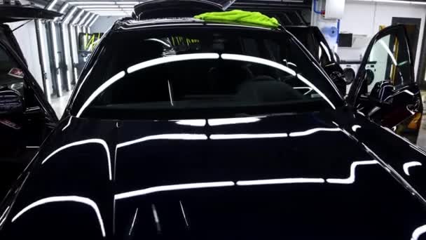 Ідеально чиста чорна блискуча машина в автомийці — стокове відео
