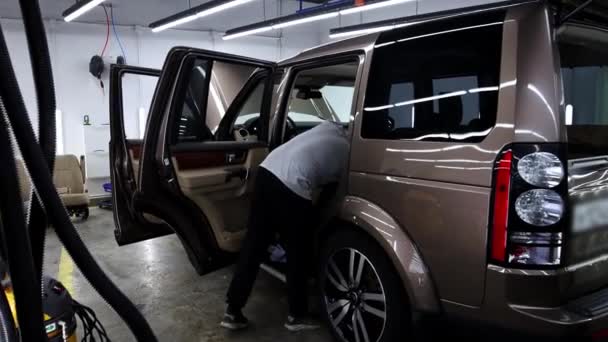 Ember tisztítja autó belülről automatikus részletező szolgáltatás — Stock videók