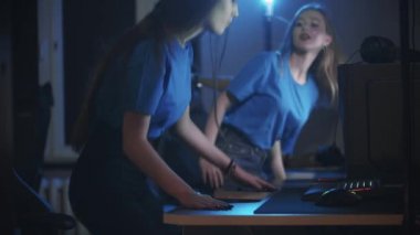Bir grup arkadaş oyun kulübüne gider ve bilgisayarların başında otururlar.