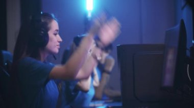 Bir grup arkadaş oyun kulübünde oturup online turnuva yapıyorlar. Maçı kazanıyorlar ve birbirlerine beşlik çakıyorlar.