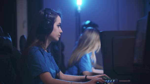 Groep vrienden zit in de gaming club door computers — Stockvideo
