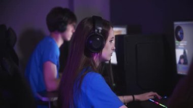 Bir grup arkadaş bilgisayar kulübünde online oyun oynuyor.