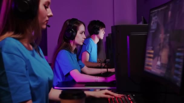 Jeux en ligne - trois amis assis dans le club de jeu et ayant un tournoi en ligne — Video