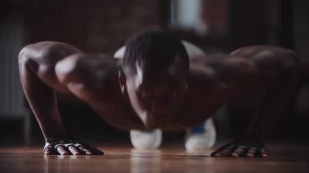 Een zwarte knappe atletische man training in de sportschool - doen push-ups — Stockvideo