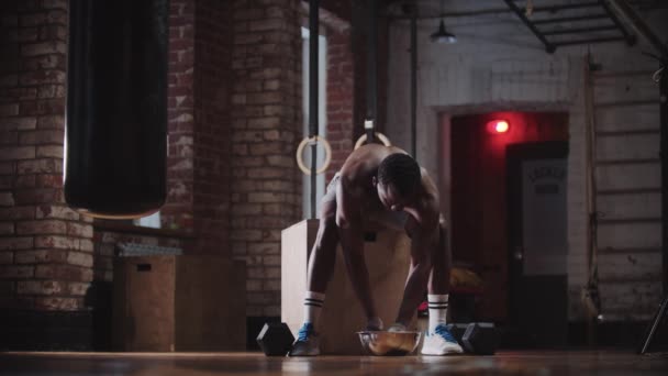 Un bel homme noir qui s'entraîne dans la salle de gym - couvrant les mains de craie — Video