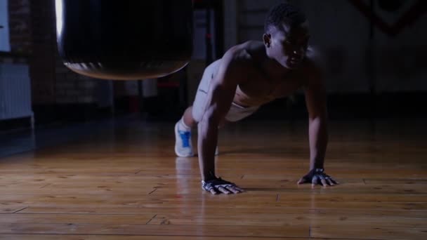 Um homem bonito afro-americano treinando no ginásio - fazendo flexões — Vídeo de Stock