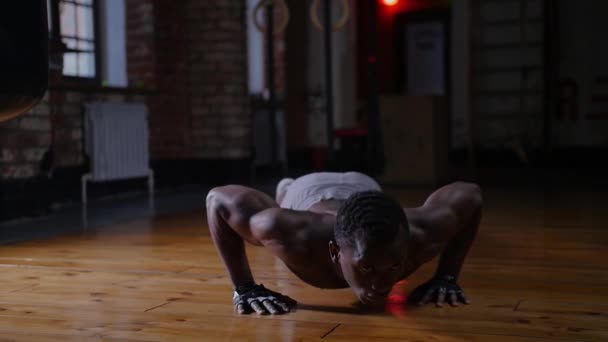 Африкано-американский красавчик без рубашки тренируется в спортзале - отжимается — стоковое видео