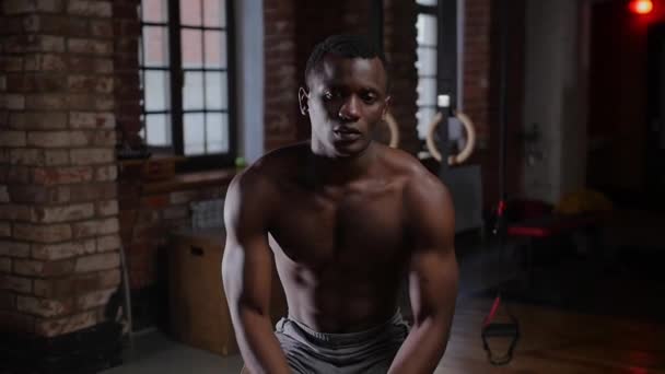 Un bel homme noir qui s'entraîne dans la salle de gym - couvrant les mains de craie et applaudissant les mains — Video