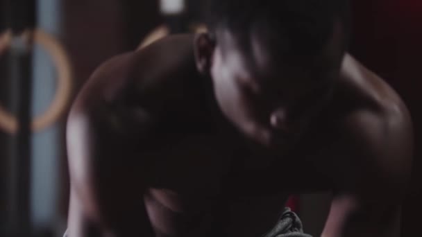Um atleta negro sem camisa jovem batendo palmas cobertas de giz — Vídeo de Stock