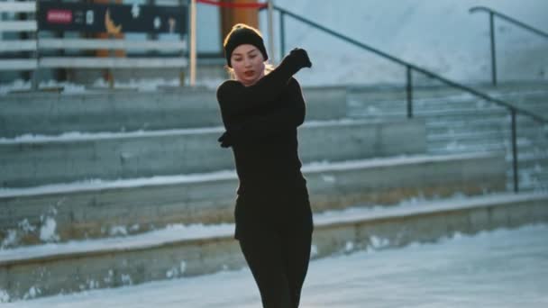 清晨溜冰-年轻优雅的女子在公共溜冰场上溜冰 — 图库视频影像