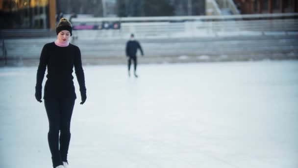 溜冰-年轻女子在溜冰场上散步 — 图库视频影像