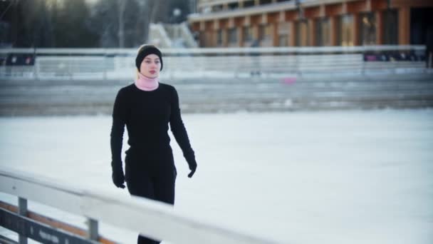 滑冰- -年轻女子在冰场上慢慢地走出来 — 图库视频影像