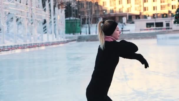 年轻女子在户外公共溜冰场训练她的花样滑冰 — 图库视频影像