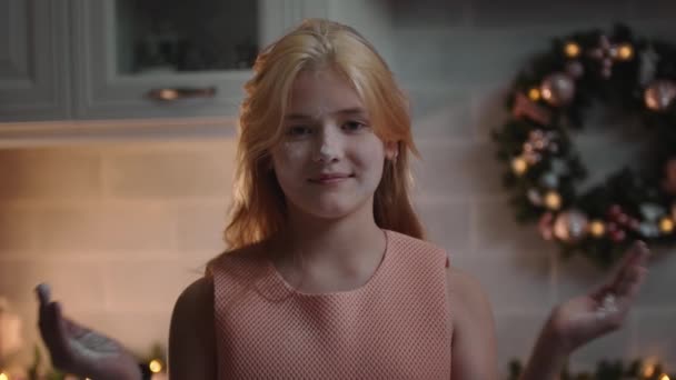 Різдвяна концепція - усміхнена дівчина красива блондинка з її обличчям, покритим борошном - плескаючі руки — стокове відео