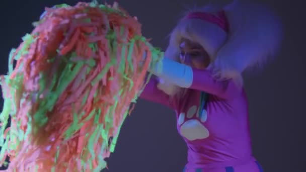 A női animátor szalagokat dob a földre, miközben a neon show — Stock videók
