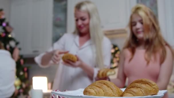 Frohe Familienweihnacht - Mutter und Kinder zerlegen Croissants in der Küche — Stockvideo