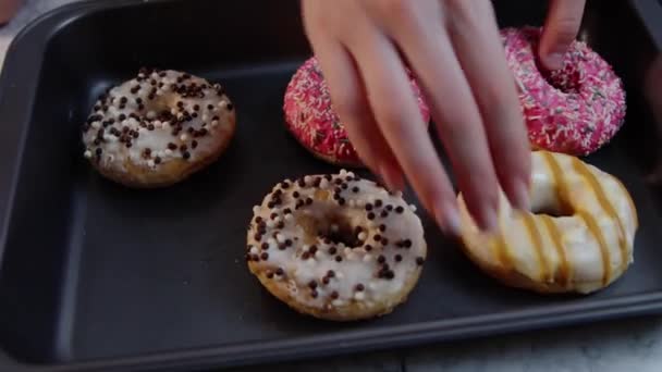 Natal de família - mamãe e seus filhos comendo donuts da assadeira — Vídeo de Stock