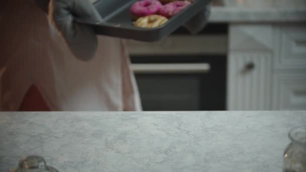 Noël en famille - les enfants prennent des beignets frais de la plaque à pâtisserie — Video