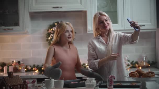 Joyeux Noël de famille - maman prend un selfie avec sa fille dans la cuisine — Video