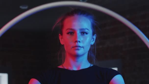 Ung vacker kvinna gymnast leker med en ring i neon belysning — Stockvideo