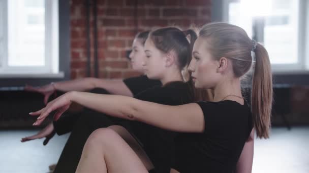 Fitness - tři mladé ohebné ženy dělají strečink - dělají backbend — Stock video
