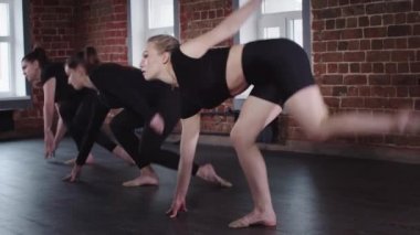 Fitness - esnek üç genç kadın esneme egzersizleri yapıyor.