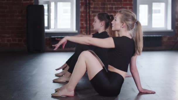 Fitness - τρεις νεαρές γυναίκες που κάνουν ασκήσεις τεντώματος - κάνει μια backbend — Αρχείο Βίντεο