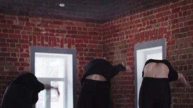 Fitness - üç genç esnek kadın ters takla atıyor ve bellerini geriye doğru büküyorlar.