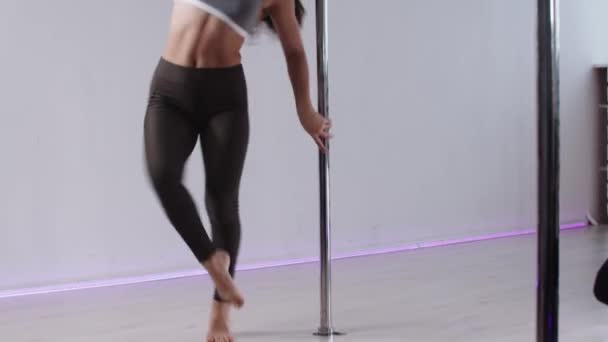 Entrenamiento de fitness - una mujer que muestra un giro básico en el poste — Vídeo de stock