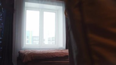 Genç ve yorgun bir çift yatak odasına girer ve yatağa düşer.