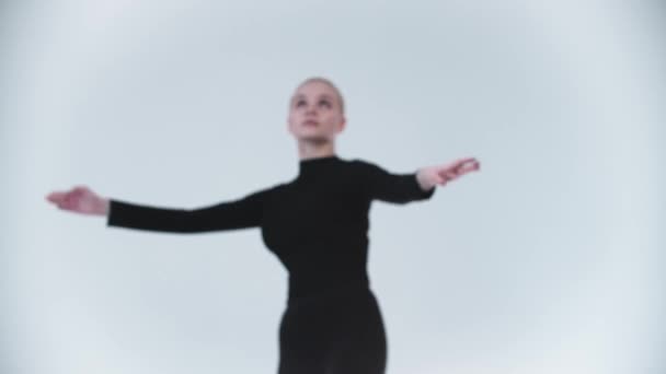 Gymnastik - ung kvinna går till kameran och höja höga ben — Stockvideo