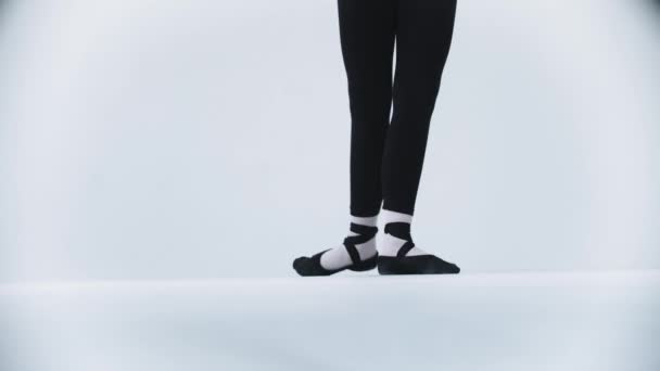 Mujer joven bailarina haciendo ejercicios en sus zapatos puntiagudos — Vídeos de Stock
