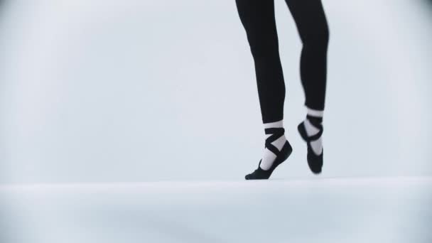 Mujer joven bailarina caminando en sus zapatos puntiagudos — Vídeos de Stock
