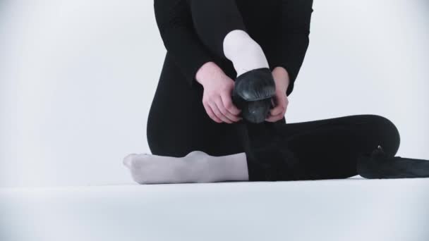 Mladá žena balerína uvedení na její špičaté boty — Stock video