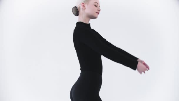 Genç sarışın kadın balerin stüdyoda eğitim görüyor. Sırtını geriye doğru eğiyor. — Stok video