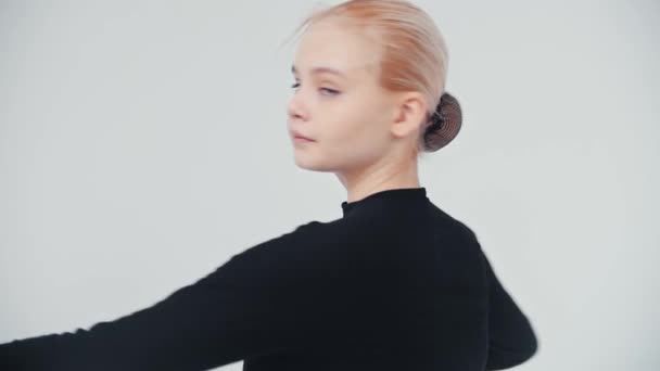 Joven bailarina rubia haciendo giros en el estudio blanco — Vídeos de Stock