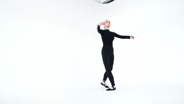 Jeune femme blonde ballerine performant pirouette — Video