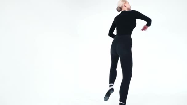 Jeune femme ballerine performer pirouette — Video