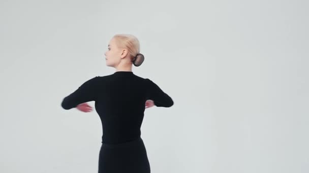 Genç sarışın balerin, parlak beyaz stüdyoda piruet yapıyor. — Stok video
