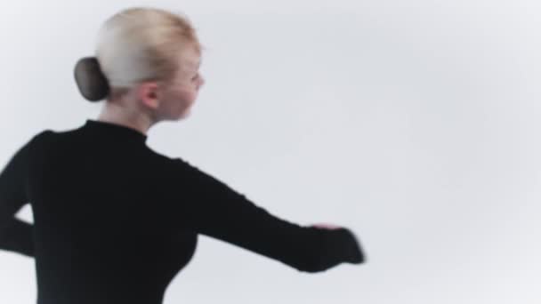 Ballet - jeune femme blonde qui tourne dans le studio et regarde dans la caméra — Video