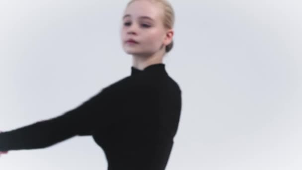 Ballet - jonge blonde vrouw draaien rond en kijken in de camera — Stockvideo