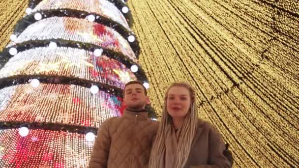 Giovane coppia amorevole a Natale che celebra - bacio — Video Stock