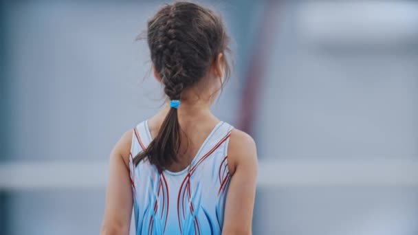 Una pequeña chica de gimnasia en el torneo se aleja — Vídeo de stock