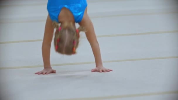Niñas hacen ejercicios de gimnasia en la arena — Vídeo de stock