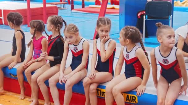 RUSSIA, KAZAN 27-12-20: małe dziewczynki siedzące na matach i czekające na swoją kolej w turnieju sportowym — Wideo stockowe