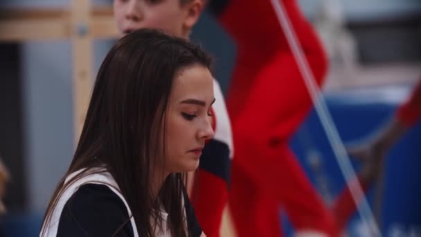 RUSSIA, KAZAN 27-12-20: jury gymnastiekwedstrijd spreekt tot de persoon en schrijft op in een notitieboekje — Stockvideo