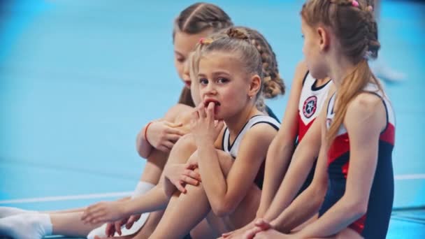 RUSSIA, KAZAN 27-12-20: trening na arenie sportowej - małe dziewczynki siedzące na matach — Wideo stockowe