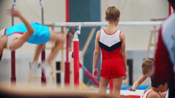 РОССИЯ, КАЗАН 27-12-20: мальчишки-гимнастки тренируют сальто на спортивной арене — стоковое видео