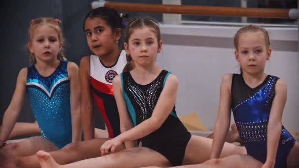 RUSSIA, KAZAN 27-12-20:スポーツ競技場に足を伸ばす体操女子のグループ — ストック動画