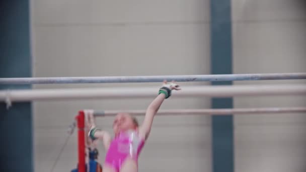ΡΩΣΙΑ, ΚΑΖΑΝ 27-12-20: Γυμναστικό κορίτσι προπονείται στο γυμναστικό μπαρ και πηδάει στο χαλάκι — Αρχείο Βίντεο